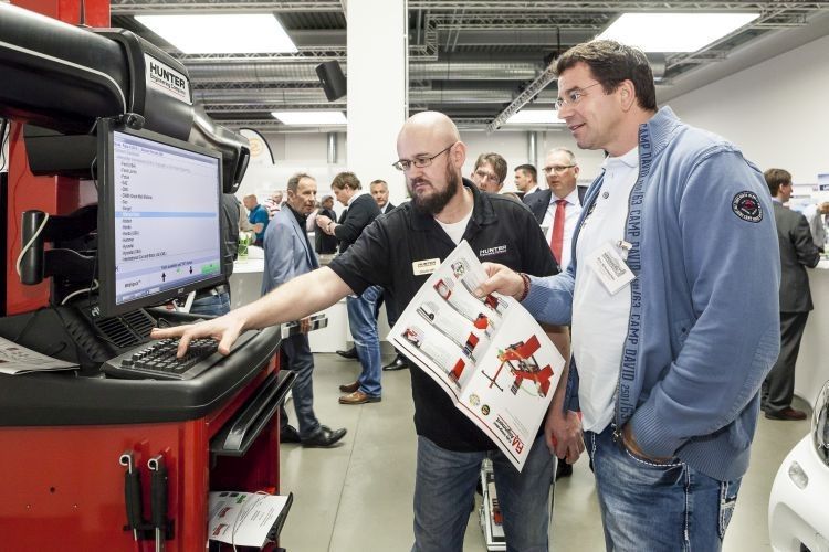 Am Stand von Hunter drehte sich alles um die Achsvermessung. (Foto: Bausewein)