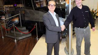 Dethleffs-Vertriebsleiter Jorge Carlos Köpke und Dieter Goldschmitt (rechts) vereinbarten, dass das erste hydropneumatische Fahrwerk für Reisemobile in einem Dethleffs Premium Liner zur Serienreife gebracht wird.  (Bild: Goldschmitt)