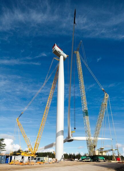 Der fertig montierte Rotor muss nun am Maschinenhaus befestigt werden, dass sich schon auf dem Turm in einer Höhe von 116 Metern befindet. Das Maschinenhaus hat eine Länge von 15 Metern und einen Durchmesser von etwa 6,5 Metern. Das Hochziehen des Rotors erfordert Präzision, Millimeterarbeit und Augenmaß von allen Beteiligten. Die Windgeschwindigkeit bei diesem Arbeitsschritt darf nicht mehr als sechs Meter pro Sekunde betragen. (Siemens)