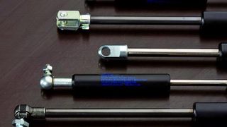 Gasdruckfedern für industrielle Anwendungen. Aufgrund des breiten Anwendungsspektrums erleichtern Variantenkonfiguratoren die Federauslegung. Bild: Al-Ko (Archiv: Vogel Business Media)