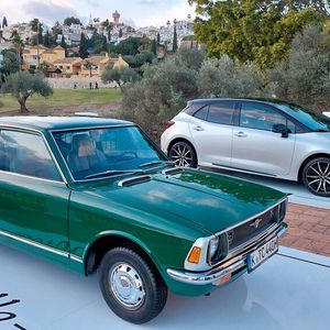 Seit 1966 in Produktion, zwölf Generationen (davon zwei unter dem Namen Auris), über 50 Millionen gebaute Exemplare – der Corolla ist ein echter Klassiker. Zur Präsentation der neuesten Variante hatte Toyota ein Coupé der dritten Generation aus seiner Sammlung mit nach Malaga gebracht.(Bild:  Rosenow – »kfz-betrieb«)