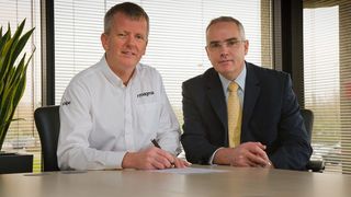 Martin Jones, CEO der Magma Global Ltd. (links), und Dr. Geoff Small, Technical Program Manager bei Victrex Polymer Solutions, während der Vertragsunterzeichnung (Victrex) (Archiv: Vogel Business Media)