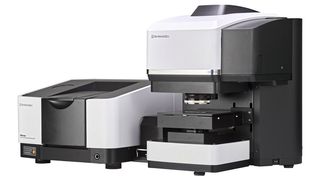 Das neue AIMsight Infrarotmikroskop von Shimadzu – verbunden mit einem IRXross Fourier-Transformations-Infrarot-Spektrophotometer (FTIR)  (Bild: Shimadzu)