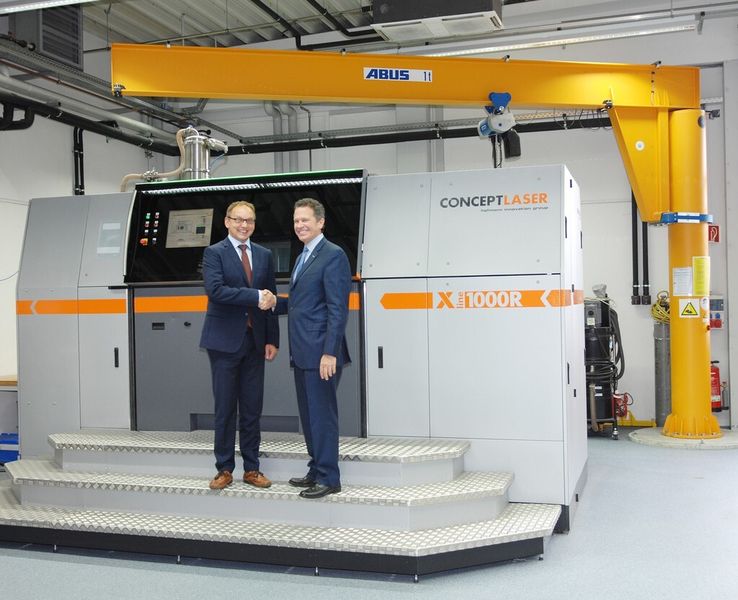 John Murray, CEO der Concept Laser Inc., und Frank Herzog, geschäftsführender Gesellschafter der  Concept Laser GmbH, freuen sich über die ersten Installationen der X line 1000R in den USA. (Bild: Concept Laser)
