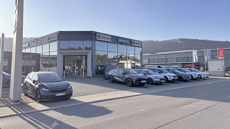 Wenn der Markt stockt, besinnt man sich auf klassische Tugenden im Verkauf – und umgarnt seine Kunden, so wie es die Autohausgruppe von der Weppen momentan tut. Der Blick ist aber weiter in die Zukunft gerichtet. Das zeigen auch Investitionen in neue Standorte. (Bild: Von der Weppen)