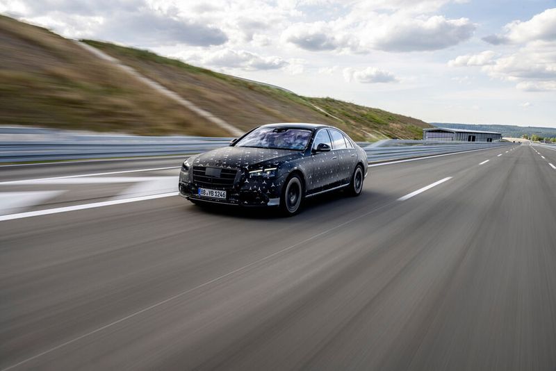 Anfang September wird Mercedes die Neuauflage seines Flaggschiffs S-Klasse offiziell enthüllen. (Bild: Daimler)