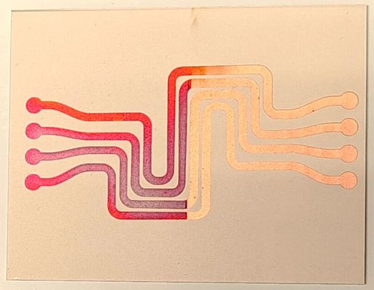 PCO-insulated aluminum sample with oxidized copper conductor paths. The right half of the sample appears, so to speak, spotless after reduction with atmospheric pressure plasma. Soldering, bonding, or other connection processes typical in electronics can now be performed.(Image:  Innovent)