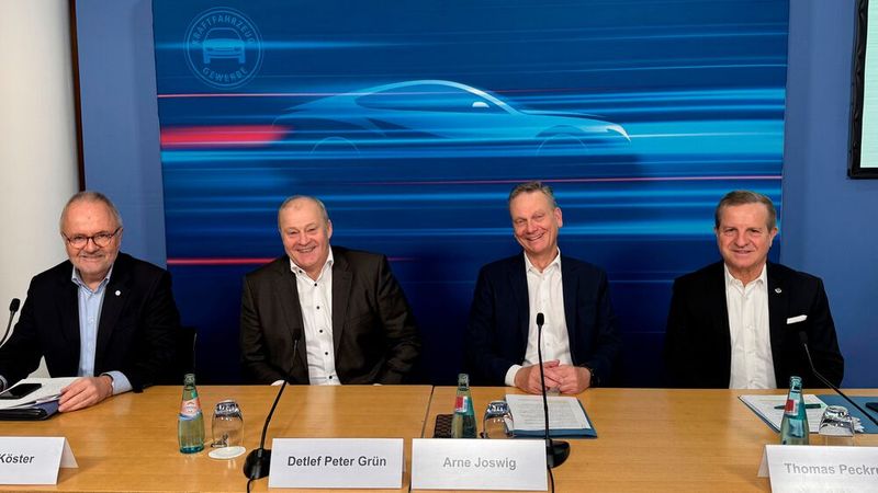 In Berlin stellte das ZDK-Präsidium mit Pressesprecher Ulrich Köster (v.l.) die Zahlen von 2024 vor: Bundesinnungsmeister Detlef Peter Grün, Präsident Arne Joswig und ZDK-Vize und Sprecher der Fabrikate, Thomas Peckruhn.(Bild:  Promotor)