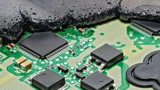 Für ein neues Getriebesteuergerät hat Vitesco den Aufbau der Komponente geändert: Die Elektronik wird nun in Kunststoff eingegossen. (Vitesco)