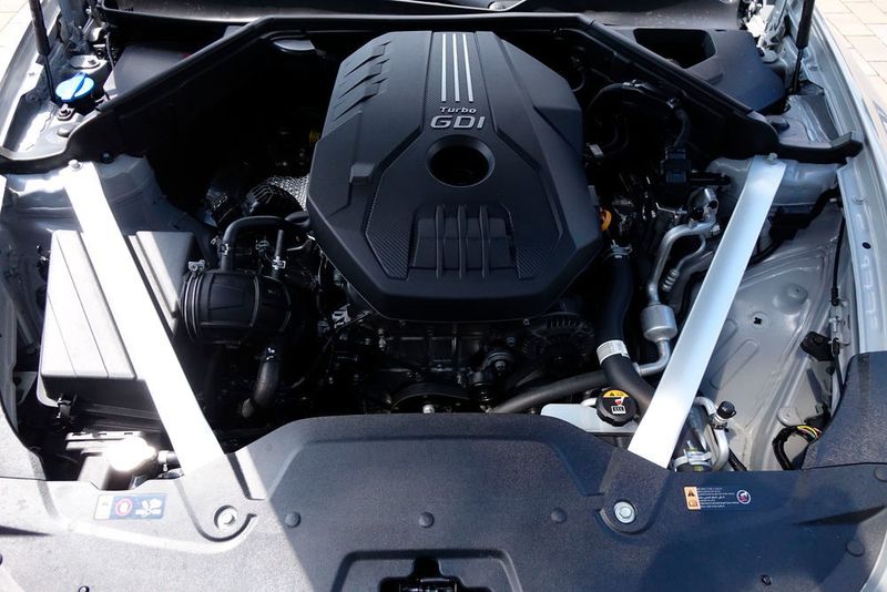 Unser Testwagen war mit dem 2.0-Liter-Benzindirekteinspritzer mit Vierzylinder und Twin-Scroll-Turbolader ausgestattet. Das Aggregat mobilisiert 188 kW/255 PS bei 6.200 U/min. mit einem maximalen Drehmoment von 353 Nm.  (Jens Scheiner)