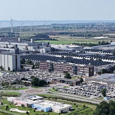 Unter anderem das Volkswagen-Werk in Emden ist durch die jüngst bekannt gewordenen Sparpläne der Konzernspitze gefährdet. (Bild: Volkswagen AG)
