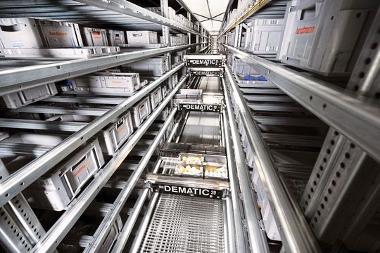 Dematic realisierte bei Handtmann eine Komplettlösung, bestehend unter anderem aus einem Multishuttlesystem. Dematic realisierte bei Handtmann eine Komplettlösung, bestehend unter anderem aus einem Multishuttlesystem.