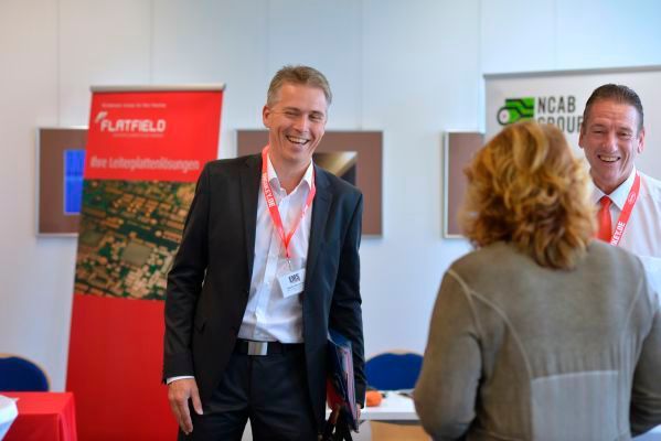 Martin Bernreiter von abatec electronic solutions war aus Österreich angereist. Hier plaudert er mit Moderatorin Claudia Mallok und EP-Chefredakteur Johann Wiesböck. (Bild: Johannes Untch/Vogel Business Media)