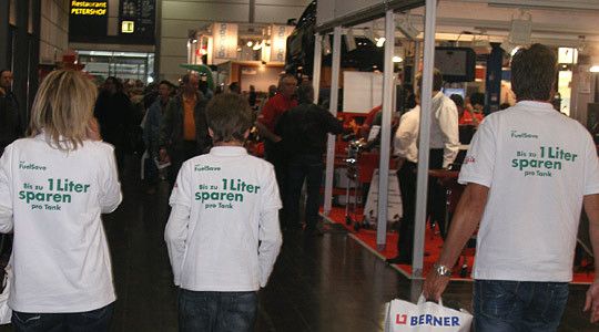 Auch fast öko: Shell hatte die Tankstellenpächter zum Treffen nach Leipzig eingeladen und Poloshirts verteilt. Die machten gleich ordentlich Werbung für den neuen 