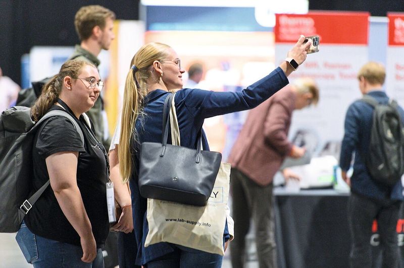 Erstmal ein Selfie für die Kollegen – Für alle aus dem Umkreis Chemnitz war die LAB-SUPPLY dort sicherlich ein Gewinn. Ziel des Konzeptes ist schließlich, Besuchern möglichst kurze Anfahrtswege zu ermöglichen.    Mehr Infos zu den kommenden LAB-SUPPLY-Messen finden Sie auf www.lab-supply.info (Bild: Stefan Stark)