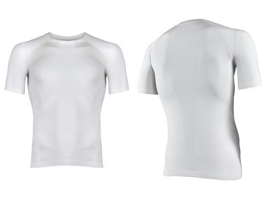 Auf den ersten Blick scheint es sich um ein ganz gewöhnliches T-Shirt für sportliche Aktivitäten zu handeln, das üblicherweise aus Kunstsfasern besteht. In Wirklichkeit soll es eine Ära der nachhaltigeren Sportbekleidung einläuten! Denn es besteht aus Bio-Polyethylen. Hier mehr ...(Bild:  Falke / ITA)