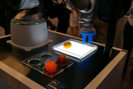 Bei manchen Produkten ist Feingefühl nötig. Festo löst das in seinen pneumatischen Cobots mit speziellen Algorithmen und hochpräzisen Piezoventilen. Mit ihnen kann die Druckluft so dosiert werden, dass der Greifer genug Druck ausübt, um das Objekt festzuhalten, ohne es zu beschädigen. (Bild:  Sandro Kipar/VCG)