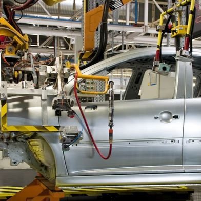 86 DAPs sind in der Fertigungslinie des Pkw-Herstellers verbaut, der dort neben Fahrzeugen mit Verbrenner-Motor auch Elektroautos produziert.
 (Bild: LEANTECHNIK AG )