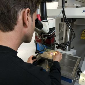 Die Laserbearbeitungsmaschine «PSM 400» von Schunk ist mit einem gepulsten Nd:YAG-Laser ausgestattet.