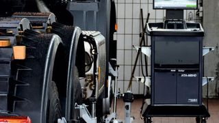 Eine Spurvermessung sieht man nur selten in der Lkw-Werkstatt. Mit dem neuen DSP760T könnte sich das ändern, denn ein schlaues Feature erspart das mühsame Freiheben. (Holz)