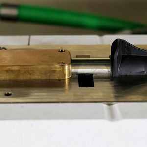 Metall-Kunststoff-Hybride: So sieht die Kombination aus Hydro-Umformung und Fließpressen aus. Das Metallrohr und die thermoplastische Kunststoffkomponente werden zusammen erwärmt und in einem entsprechend temperierten Werkzeug gemeinsam zu einem Teil umgeformt.(Bild:  Fraunhofer IWU)