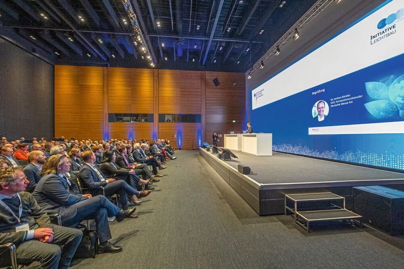 Auch 2025 gibt es auf der Hannover Messe einen Lightweighting Summit: Hochrangige Experten aus Wirtschaft, Politik und Forschung teilen ihre Perspektiven und präsentieren aktuelle Projekte.(Bild:  bundesfoto/Herwig Fotografie)