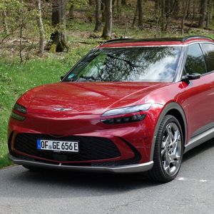 Den Genesis GV60 gibt es übrigens auch in weniger schreienden Farben.(Bild:  Wehner/Vogel Communications Group)