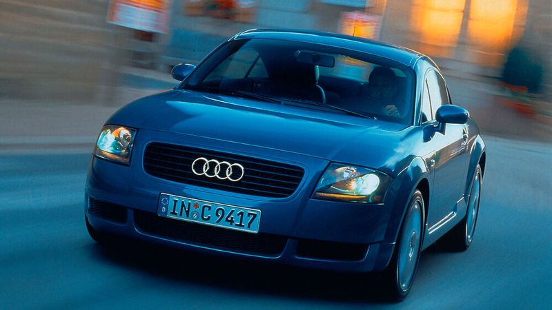 Nach nur drei Jahren Entwicklungszeit kam im Herbst 1998 das Coupé mit 1,8-Liter-Turbomotor und wahlweise 132 kW bzw. 165 kW (180 PS oder 224 PS) auf Basis der Plattform des VW Golf IV auf den Markt. Im Herbst 1999 wurde der vormalige TTS als TT Roadster vorgestellt. (Bild: Audi AG)