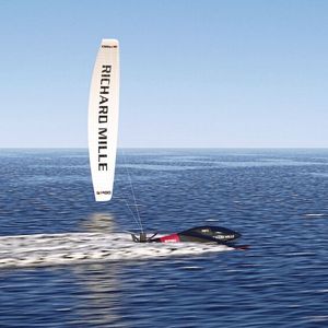 Damit das Wasser bei extremen Geschwindigkeiten nicht zu kochen beginnt, sorgt eine spezielle Tragflügel-Konstruktion für Stabilität. Ein Kite-Drache zieht. 
