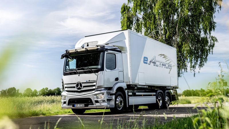 Mercedes hat den Actros elektrifiziert.(Bild:  Daimler Truck AG)