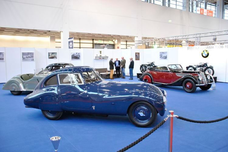 Eine der Sonderschauen: „BMW auf der Internationalen Automobil- und Motorradausstellung (IAMA) 1936-1938“ auf der Retro Classics Bavaria. Immerhin tolle Autos ... (Dominsky)