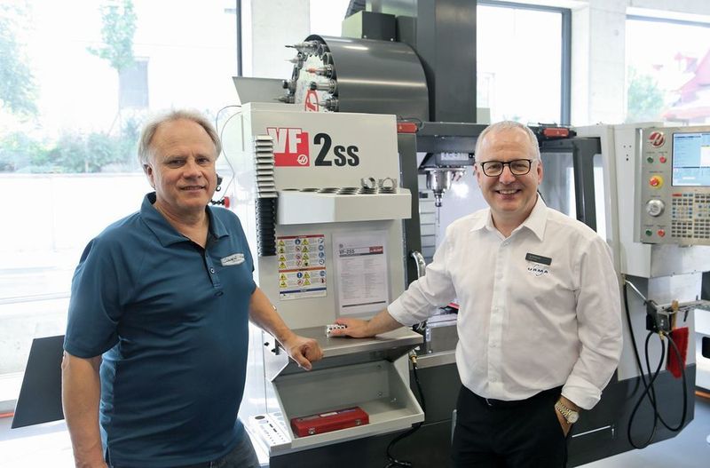 Managers Gene Haas and Urs Berner in front of a Haas machine tool. (Luca Meister)