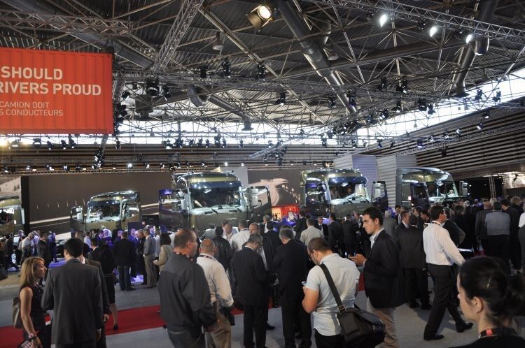Für die Zuschauer ging es eine Halle weiter – dort warteten die Lkw schon auf die ersten Besichtigungen. (Foto: Richter)