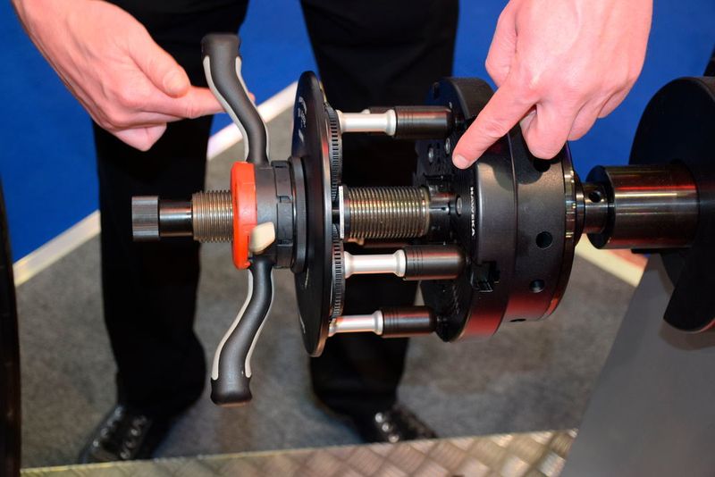Die Kombination von Quick-Hub-Zentrierflansch, Quick-Plate-IV-Zentrierplatte und der Softgrip-Schnellspannmutter sorgt für fehlerfreien Rundlauf. (Holz / »kfz-betrieb«)