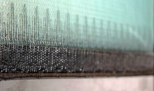 So sieht es aus, wenn Faserverbund-Metall-Hybridteile ohne Klebstoff gefügt werden. Warum diese Alternative attraktiv ist und was man damit machen kann, wurde am SKZ in Halle an der Saale mit Industriepartnern untersucht. Die Ergebnisse erläutern die Experten hier.(Bild:  SKZ in Halle (Saale))