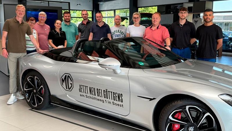Das Team des Autohauses Göttgens am Schüttweg in Soest verkauft künftig MG-Fahrzeuge.(Bild:  Autohaus Göttgens)