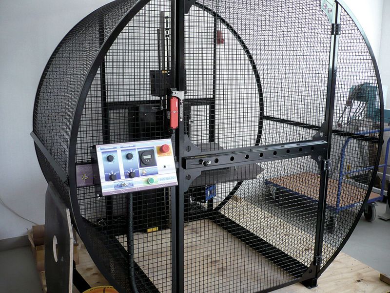 In einer Rotationsformmaschine wird die Gehäusehohlform eingespannt, mit glasfaserverstärktem Beton gefüllt und verschlossen in Rotation versetzt, bis ein Hohlkörper entstanden ist. (Bild: Hürner-Funken)