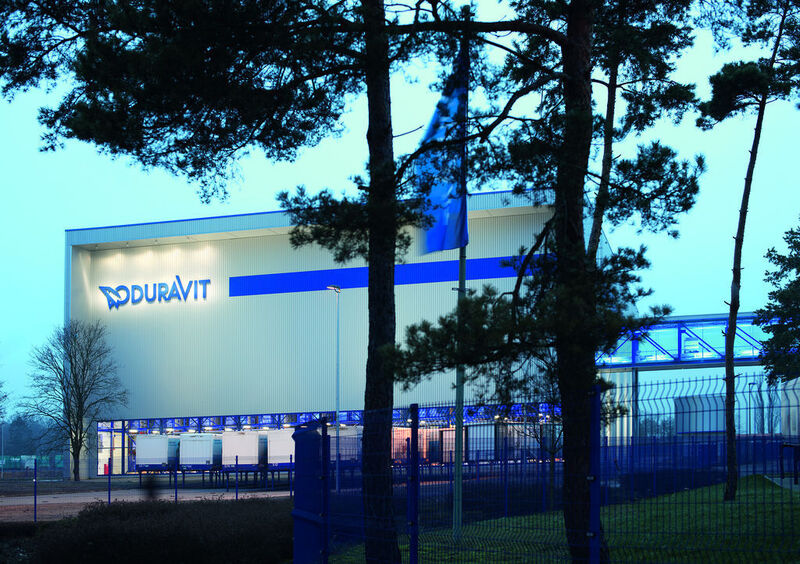 Weltweit baut Duravit ein einheitliches Unternehmens- und Markenbild auf. Auch das neue Gebäude sollte mit seinem Erscheinungsbild einen Beitrag dazu leisten und wurde in den Duravit- Markenfarben blau und grau gestaltet. (Archiv: Vogel Business Media)