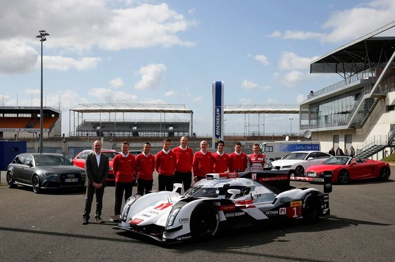 Audi R18 e-tron quattro Testfahrt in Le Mans am 25.3.2014: Das Team von Audi Sport (Bild: Audi Communications Motorsport)