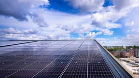 Um Photovoltaikanlagen schnell und sicher ins Stromnetz zu integrieren, kooperiert Goldbeck mit Carbonfreed. (Bild: Goldbeck)