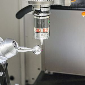 Die Software Kinematicsperfect ermöglicht es Disterhoft, die kinematische Genauigkeit der 5-Achs-Bearbeitungszentren von Fanuc komplett automatisch zu erfassen, Einflüsse zu identifizieren und Ungenauigkeiten zu korrigieren, sagt Blum Novotest.