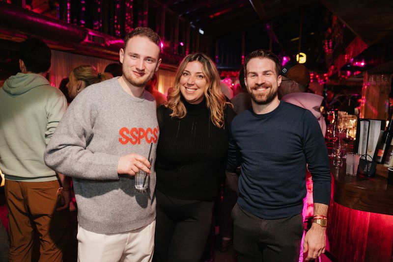 Franziska Magai (Vogel IT-Akademie) fühlte sich sichtlich wohl bei Viktor Baur (l., Kramer & Crew) und Luke Rottmann (Arrow). (Bild: Manuel Emme Fotografie)