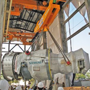 Bild 1: Über 300 t wiegen diese Turbinen von Siemens, die mithilfe der präzise steuerbaren Seilwinden von Stahl Cranesystems millimetergenau platziert werden.