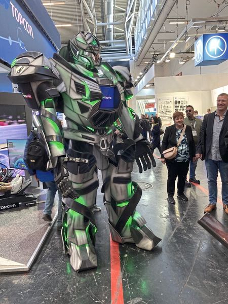 Auf der Hannover Messe war es früher üblich, Personen in überdimensionierten Roboter-Kostümen als Attraktion am Stand zu haben. Inzwischen werden so viele echte, dafür aber weniger spektakuläre mobile Roboter gezeigt, dass dieser Anblick selten geworden ist. Auf der Bauma jedoch gab es einen, noch dazu ein besonders großes Exemplar: Die Aufmerksamkeit der Besucher war ihm sicher. (Bild: dm/VCG)