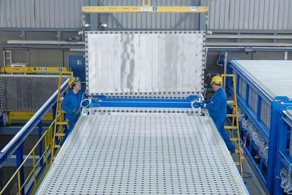 Bahn, Chemie oder Schifffahrt: Alle setzen auf Wasserstoff. Das leichteste Element des Periodensystems befeuert Projekte vom Elektrolyseur bis zum grünen Kerosin in aller Welt. Unsere Bildergalerie versammelt die spektakulärsten, interessantesten und größten Wasserstoffprojekte des Jahres 2021 auf einen Blick! Entdecken Sie den Wunderstoff der Defossilierung ganz neu... (Bild: Thyssenkrupp)