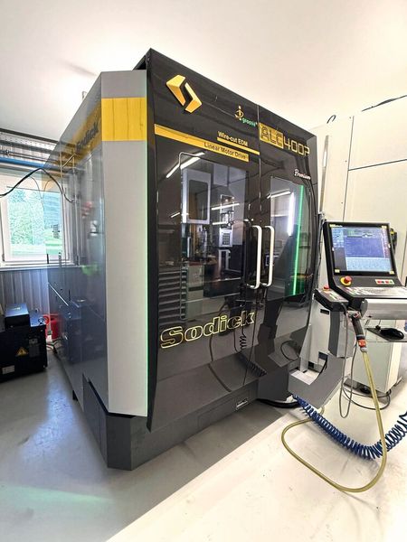 Sodick ALC400P with control: The linear-driven wire EDM machine impresses with the highest precision over a long period, reliable threading underwater, and consistently stable processes. (Source: Sodick)