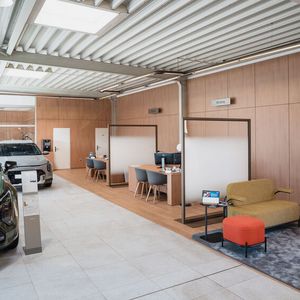 Blick in den CI-konformen Kia-Showroom.(Bild:  PS Union)