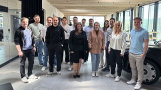 Führungskräfte von morgen: Die APM AG, ein Verbund aus 37 familiengeführten Autohäusern, bietet dem Branchennachwuchs eine Unternehmerausbildung (startet ab Herbst) sowie einen fortlaufenden Austausch in seiner Next-Generation-Gruppe. Die jüngste Austausch-Runde fand Ende Mai im Home of Mobility in Wertheim statt (im Bild: die Teilnehmer des Austauschs). (Bild: Achter – VCG)