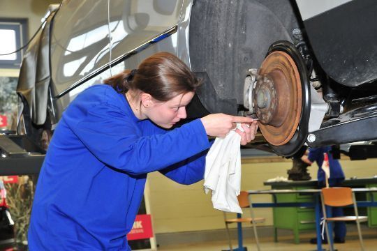 Anja Schramm aus Berlin war im vergangenen Jahr die Siegerin des Sonderwettbewerbs für Auszubildende Kfz-Mechatronikerinnen. In diesem Jahr trat sie beim Bundesleistungswettbewerb an und belegte den sechsten Platz. (Archiv: Vogel Business Media)