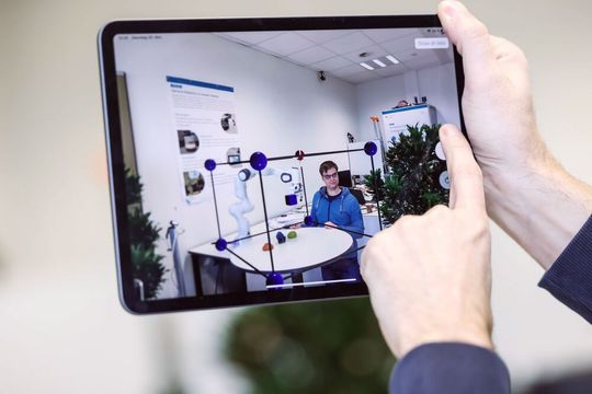 Wie macht man die Roboter-Mensch-Kollaboration noch sicherer? Das erforscht man an der FH Bielefeld noch gut zwei Jahre, um Robotern selbst im dreidimensionalen Raum ihre Grenzen sicher abzustecken. Lesen Sie hier, was sich die Experten noch alles erhoffen. Wie macht man die Roboter-Mensch-Kollaboration noch sicherer? Das erforscht man an der FH Bielefeld noch gut zwei Jahre, um Robotern selbst im dreidimensionalen Raum ihre Grenzen sicher abzustecken. Lesen Sie hier, was sich die Experten noch alles erhoffen.